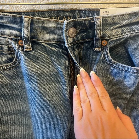 NWT Women’s American Eagle Outfitters Blue Ripped Mom Strigid  Jeans Size 0 - Picture 5 of 9